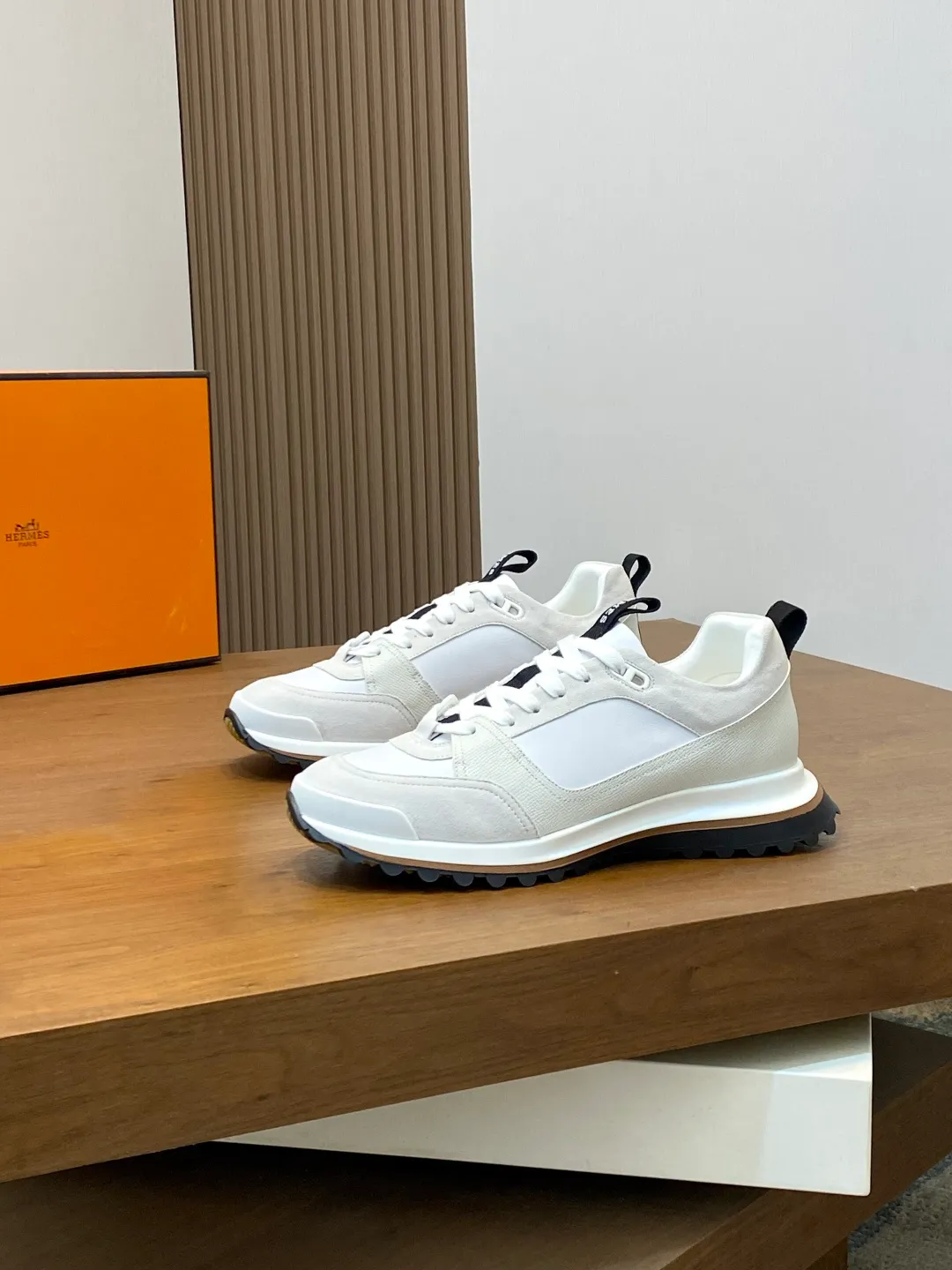 Men's men's shoes 💰700 HERMES/Hermès Leader sneakers! Tech twill, calfskin and suede goatskin sneakers featuring paneled multicolor twill, calfskin and suede. Lightweight geometric sole for a stylish urban look. Product details: White and orange rubber sole Black rubber sole with orange rubber insert Light natural leather insert White rubber toe cap Beige lambskin insole and lining Cotton strap, rubber lettering Sole height: 4cm Size: 39-40-41-42-43-44 (customized at 38.45)